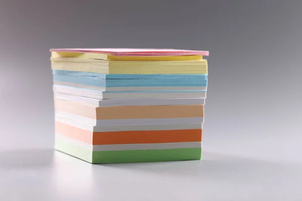 Montón Notas Adhesivas Multicolores Sobre Fondo Gris Pila Papel Cuadrado —  Fotos de Stock