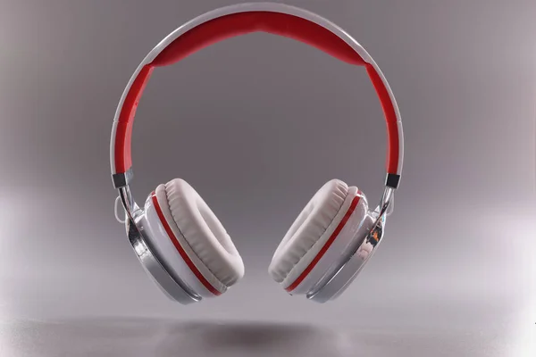 Fehér Vörös Modern Fejhallgató Szürke Háttérrel Fejhallgató Fejhallgató Számítógép Telefon — Stock Fotó