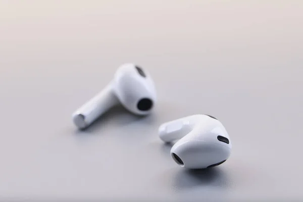 Беспроводные Белые Стильные Наушники Bluetooth Сером Фоне Гарнитура Прослушивания Музыки — стоковое фото