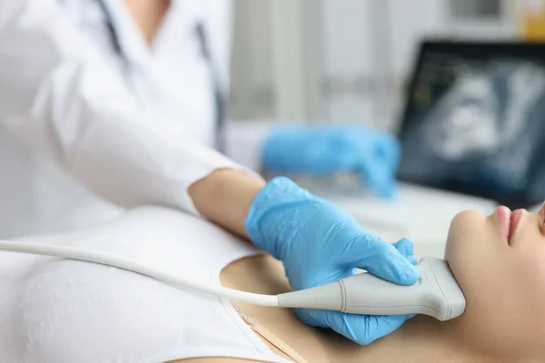Doktor Vyšetřuje Štítnou Žlázu Pacientky Ultrazvukovým Skenem Klinice Ultrazvuk Konceptu — Stock fotografie