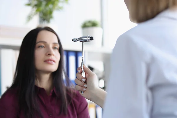 Neuroloog Controleert Reflexen Met Speciale Hamer Tijdens Het Onderzoeken Van — Stockfoto