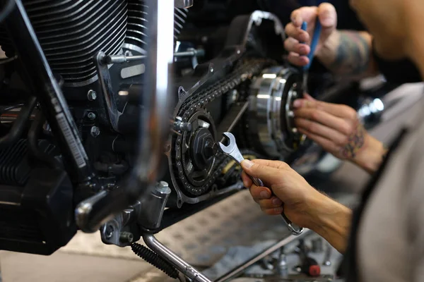 Onderhoud Van Motorfiets Motorkoppeling Systeem Door Technici Reparatie Diagnose Van — Stockfoto