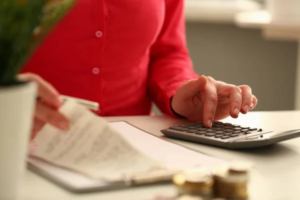 一名女会计师在计算员的帮助下 可考虑支票上的费用 女商人用文件和贷款文件计算每月支出管理预算 — 图库照片