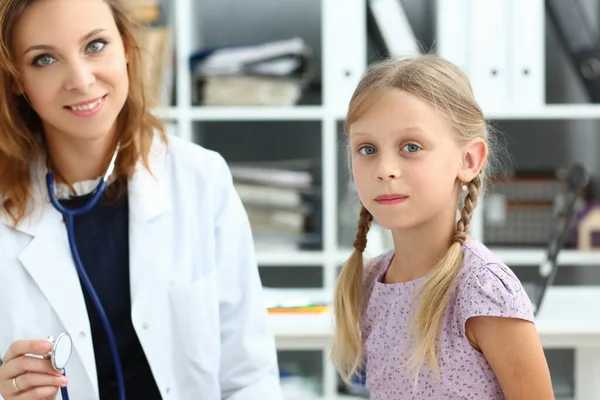 診療所で優しい女性小児科医の女の子の健康 医療保険の概念 — ストック写真