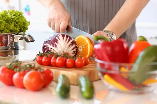 Cozinhe Verduras Reduções Frutos Com Faca Salada Bordo Benefícios Para — Fotografia de Stock