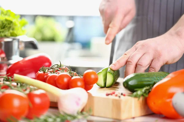 Chef Masculino Preparando Salada Vegetal Saudável Com Ingredientes Orgânicos Frescos — Fotografia de Stock