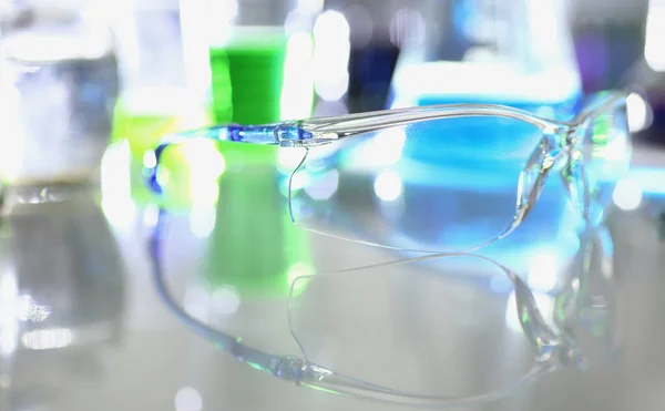 实验室试管中的透明玻璃杯和化学液体 有毒和有毒溶剂概念研究 — 图库照片