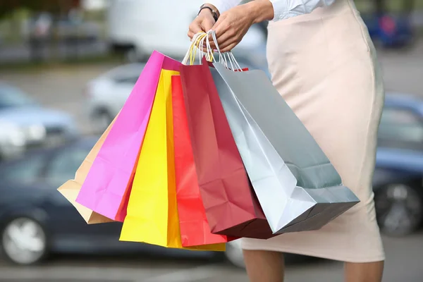 Γυναίκες Κρατούν Πολύχρωμες Τσάντες Για Ψώνια Πώληση Και Εμπορική Έννοια — Φωτογραφία Αρχείου