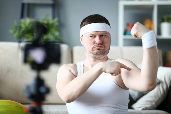 Energisk Glad Manlig Bloggare Mäter Biceps Storlek Samtidigt Som Leende — Stockfoto