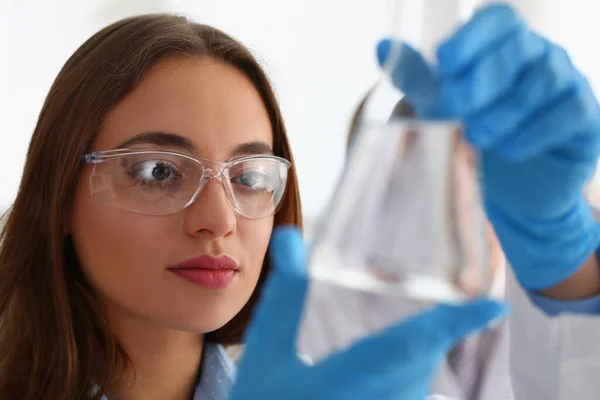 Портрет Женщины Ученого Очках Держит Фляжку Прозрачной Жидкостью Лабораторное Изучение — стоковое фото