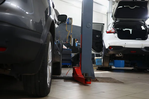 Car Repair Station Cars Lifts Garage Work Auto Repair Concept — Stock Photo, Image