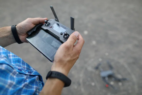 Homme Tient Télécommande Dans Les Mains Contrôle Drone Nouveau Concept — Photo