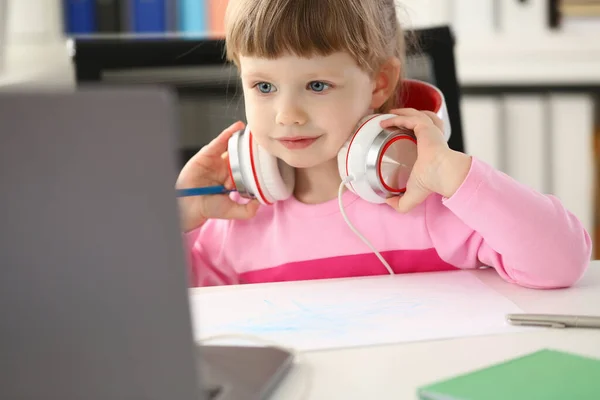 Kulaklıklı Dizüstü Bilgisayarlı Güzel Bir Kız Bebek Çocuk Eğitim Videoları — Stok fotoğraf