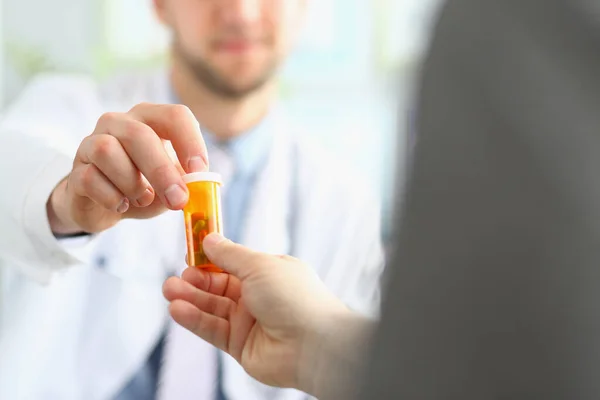医者は男性に薬の瓶を与える 抗うつ薬または男性の効力薬と薬と薬局の概念 — ストック写真