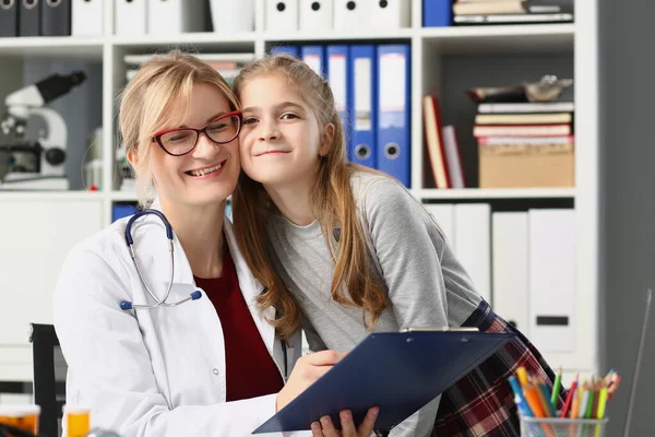 Leende Läkare Och Liten Flicka Tillsammans Kliniken Sjukförsäkring För Barn — Stockfoto