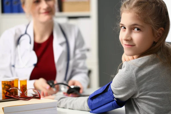 Lekarz Mierzy Ciśnienie Krwi Małej Dziewczynki Ciśnienie Krwi Normie Dziecięcej — Zdjęcie stockowe