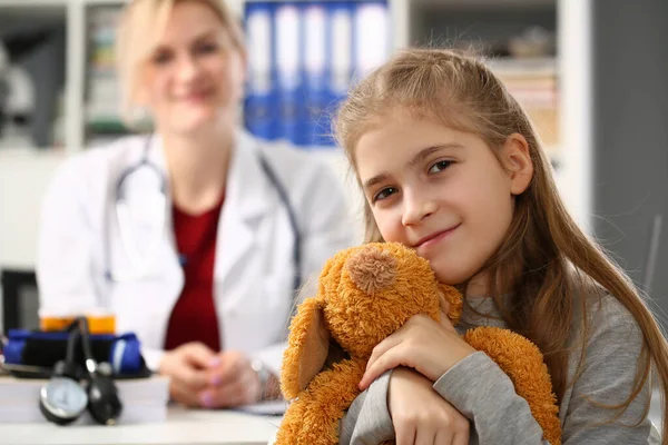 Egy Kislány Medvejátékot Tart Gyerekorvosnál Gyermekorvos Gyermekvizsgálat Koncepciója — Stock Fotó