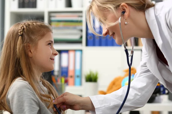 Pediatra Badający Małe Dziecko Stetoskopem Koncepcja Opieki Pediatrycznej Medycznej — Zdjęcie stockowe