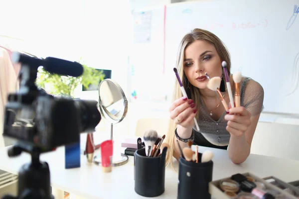美容美发博客每天在相机上拍摄女性化妆的日常视频 应用化妆品概念的刷子选择 — 图库照片