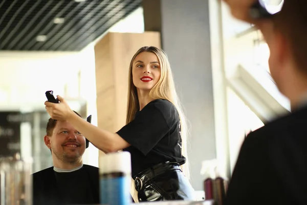 Maestro Barbiere Taglia Giovane Con Clipper Nel Salone Bellezza Concetto — Foto Stock