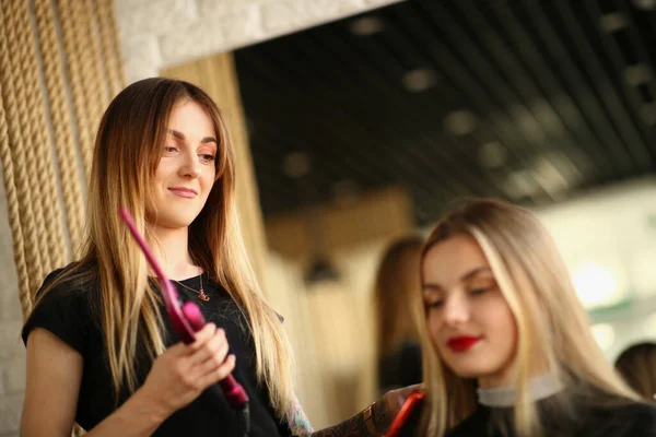 Parrucchiere Donna Che Tiene Bigodino Salone Bellezza Formazione Acconciature Serali — Foto Stock