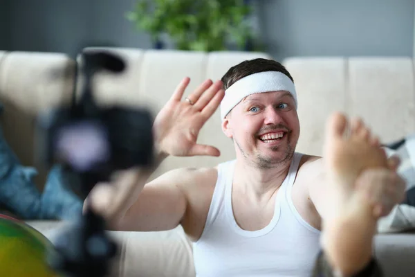 Glad Stilig Man Som Gör Övningar Framför Kameran Fotografering Video — Stockfoto