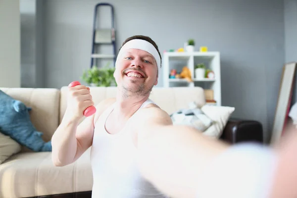 Sonriendo Feliz Hombre Con Mancuerna Hace Selfie Inicio Fitness Deportes —  Fotos de Stock