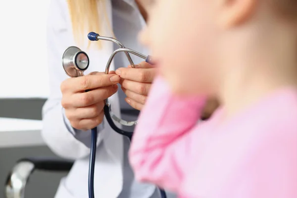 Médico Sostiene Estetoscopio Consulta Salud Infantil Concepto Servicios Pediátricos — Foto de Stock