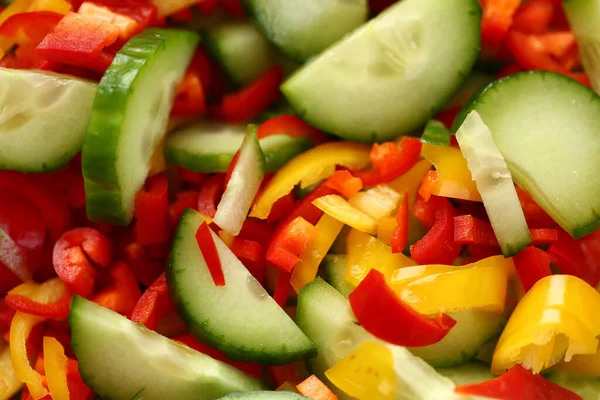 Frisches Gemüse Gurken Rote Gelbe Paprika Salatscheiben Geschnitten Vorteile Des — Stockfoto