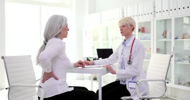 Paciente Anciana Que Queja Dolor Espalda Médico Neurólogo Clínica Película — Vídeo de stock