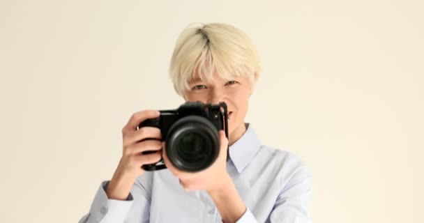 女摄影师用专业相机拍摄白色背景肖像4K电影慢镜头 特技摄影概念 — 图库视频影像