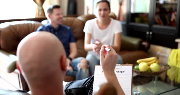 Rodinný Psycholog Mluví Párem Gauči Zblízka Rodinná Terapie Koncept Vztah — Stock video