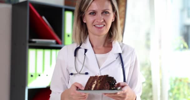 Medico Sorridente Tiene Pezzo Torta Cioccolato Piatto Primo Piano Manifestazione — Video Stock