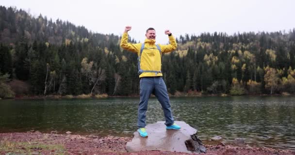 Jeune Homme Réjouit Lac Forestier Gros Plan Voyager Dans Nature — Video