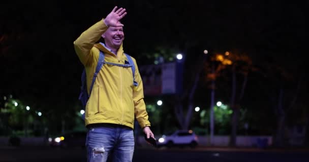 Autoestop Chico Alegre Por Noche Ciudad Carretera Esperando Taxi Ciudad — Vídeo de stock