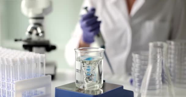 Kontroll Kvaliteten Destillerat Vatten Laboratoriet Närbild Analys Och Kontroll Vätskeindikatorer — Stockvideo