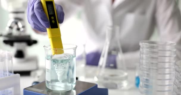 在实验室内检查饮用水的质量 近距离检查 流体分析 — 图库视频影像
