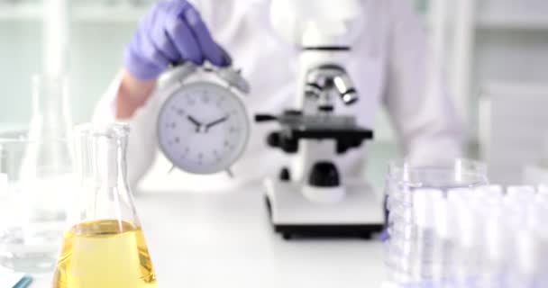 Microscopio Alarma Blanca Laboratorio Primer Plano Momento Del Examen Médico — Vídeos de Stock