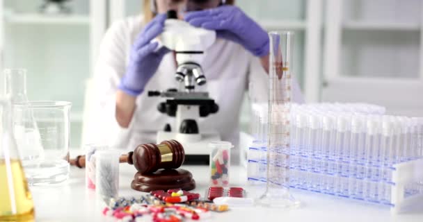 Químico Olha Para Microscópio Verificando Qualidade Dos Medicamentos Close Contrabando — Vídeo de Stock