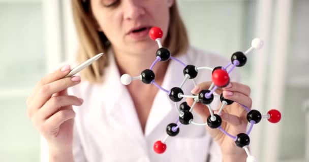 Biochemiczka Pokazuje Model Molekularny Zbliżenie Edukacja Definicja Formuły Molekularnej — Wideo stockowe