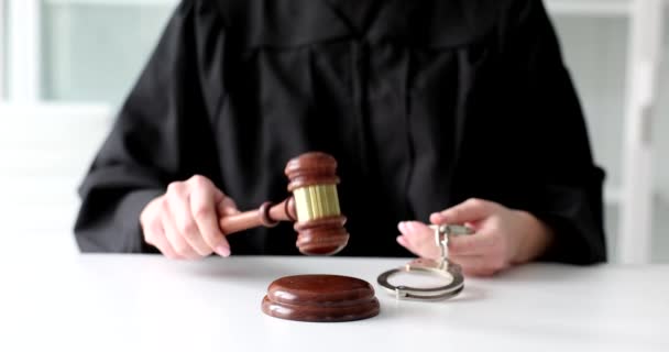 Elinde Çekiç Kelepçe Olan Bir Yargıç Yakın Plan Mahkumiyet Hapis — Stok video