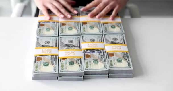 Weibliche Hände Schieben Dollarpakete Großaufnahme Konzeptkauf Für Bargeld Kriminalität Schwarzgeld — Stockvideo