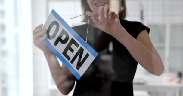 Молодая Женщина Закрывает Магазин Крупным Планом Закрыто Поворот Открытой Вывески — стоковое видео