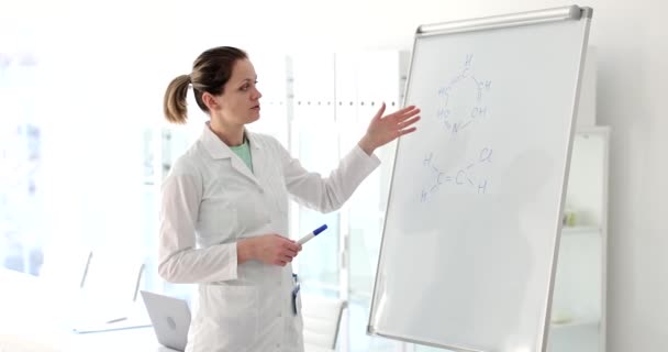 Scientist Woman Wrote Chemical Formula White Board Close Discussion Discovery — Stock Video