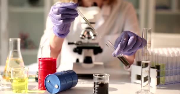化学家正在收集一个样品的黑油在一个瓶子里与一个特写 燃料检查 — 图库视频影像