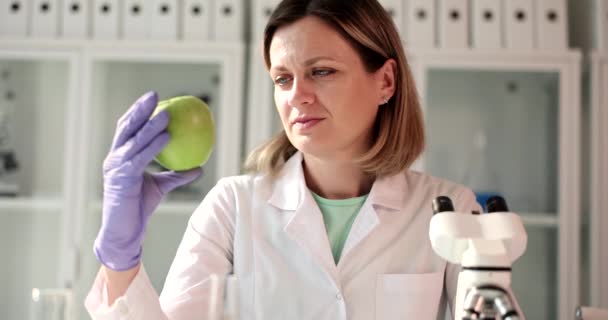 Chemist Woman Looks Green Apple Close Creation New Product Laboratory — Stock Video