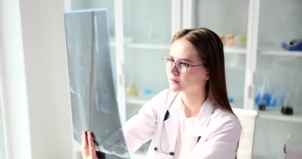 Uma Jovem Médica Clínica Assiste Raio Perto Diagnóstico Uma Doença — Vídeo de Stock