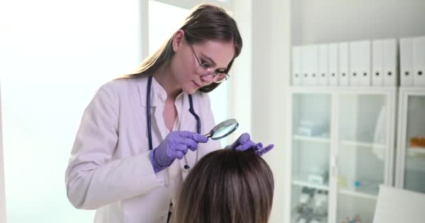 Kobieta Trycholog Szkłem Powiększającym Patrzy Włosy Pacjentów Zbliżenie Leczenie Łojotoków — Wideo stockowe