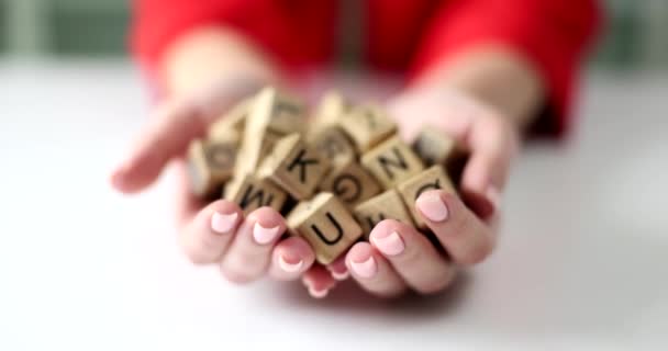 在一组带有字母的褐色木块的手上 有一个特写 阅读和写作培训 — 图库视频影像