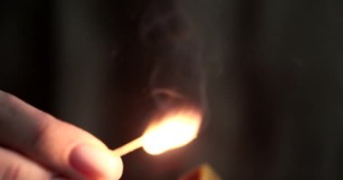 Karanlıktaki ellerin yakın çekimi bir kibrit. Elektrik eksikliği kavramı, yavaş çekim